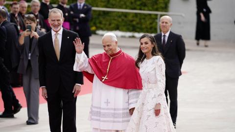 La broma de Felipe VI al Papa tras recibirlo en Cibeles que 
