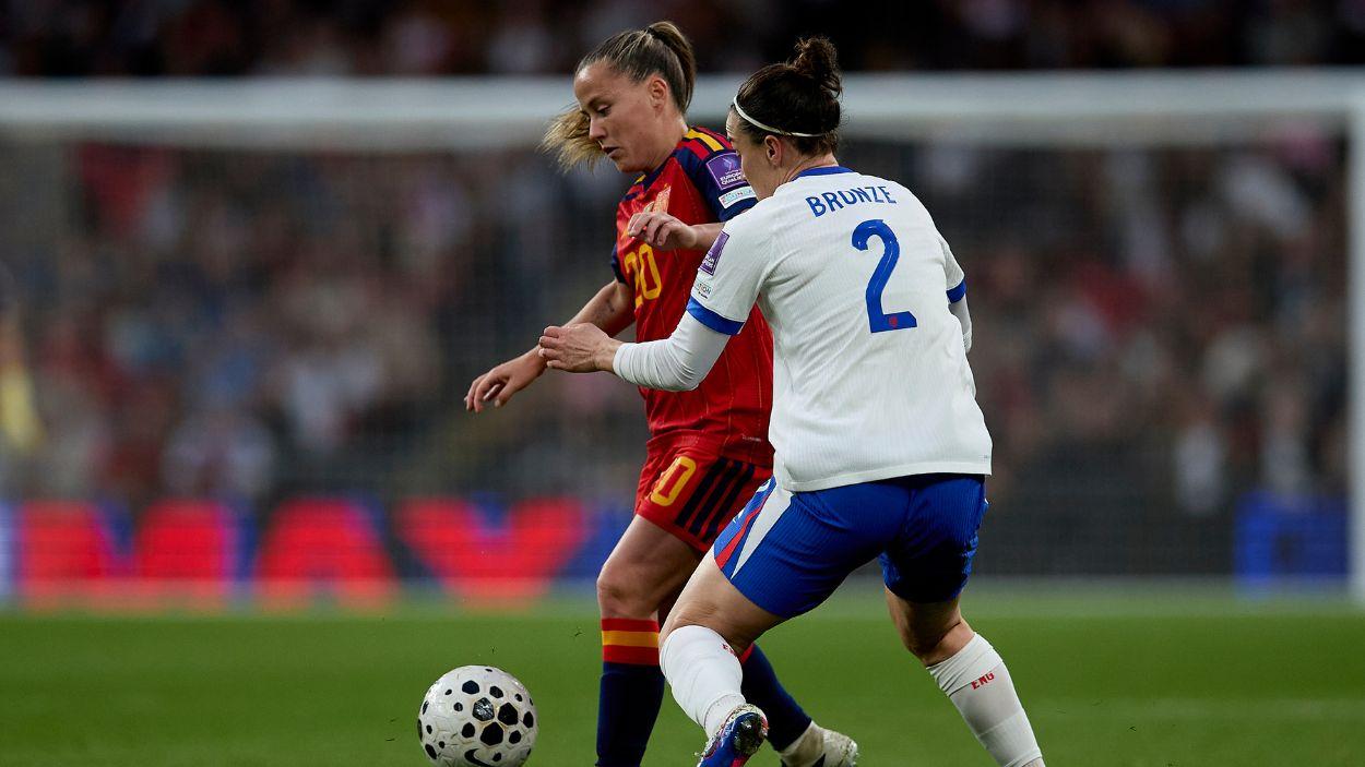 Claudia Pina disputa un balón con Lucy Bronze en el partido contra Inglaterra del pasado mes de abril. Europa Press.