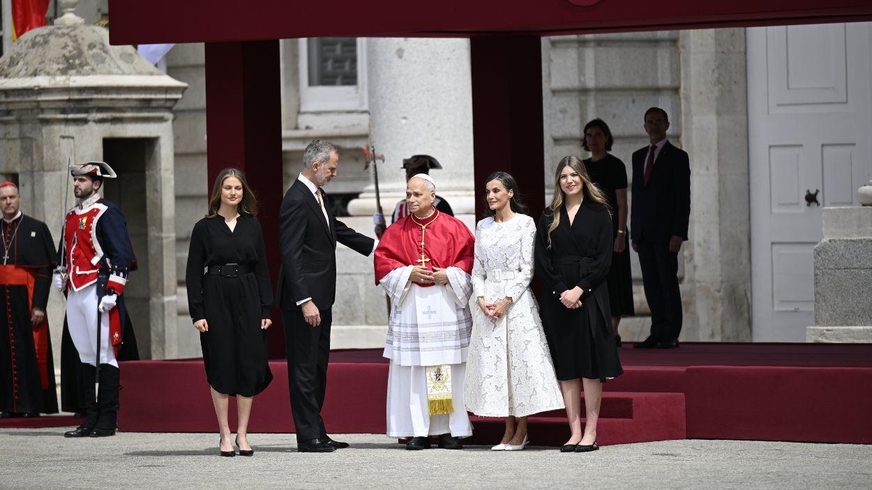 La Familia Real recibe al papa León XIV en el Palacio Real. Europa Press.