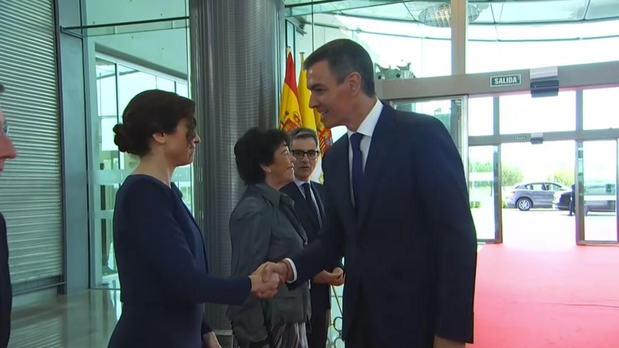 Así ha sido el saludo entre Sánchez y Ayuso antes del aterrizaje del Papa en Barajas. Youtube Moncloa.