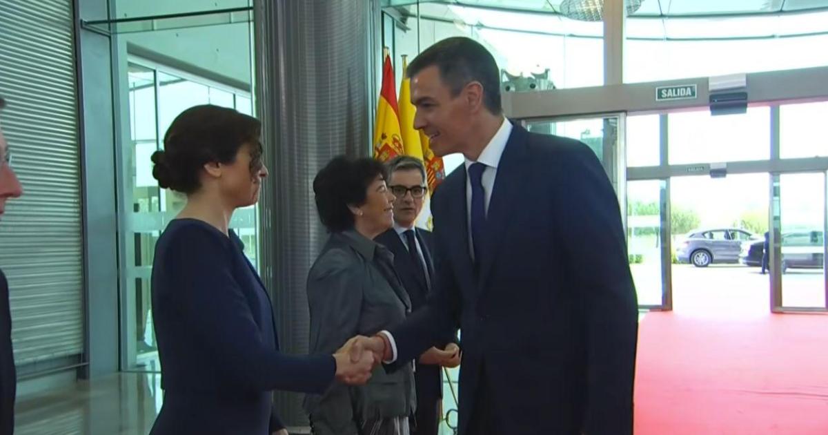 El frío gesto de Ayuso a Sánchez en la recepción al Papa que no pasó desapercibido