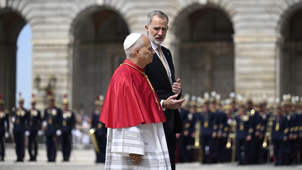 El rey Felipe VI conversa con el Papa León XIV durante su recepción en el Palacio Real. Europa Press.