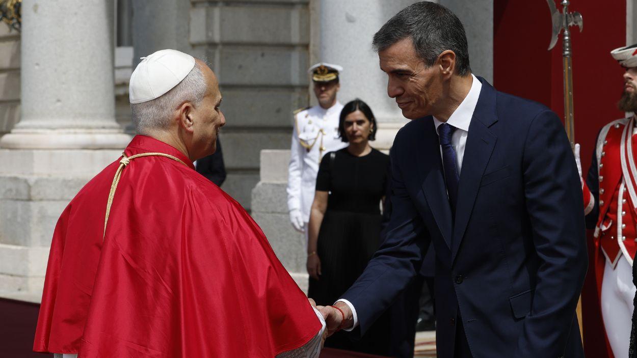 El presidente del Gobierno, Pedro Sánchez, saluda al papa León XIV en la recepción del Palacio Real. Europa Press.