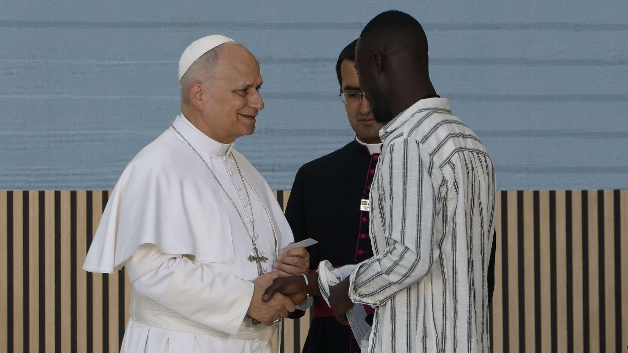 El papa León XIV dialoga con Khadri, un migrante senegalés, en el acto en el centro de acogida de Cáritas en Carabanchel. Europa Press.