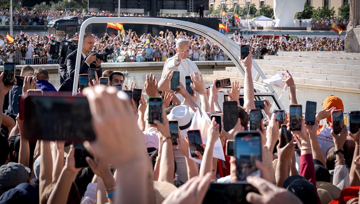 El Papa León XIV saludando fieles en Madrid desde el Papamóvil. EP