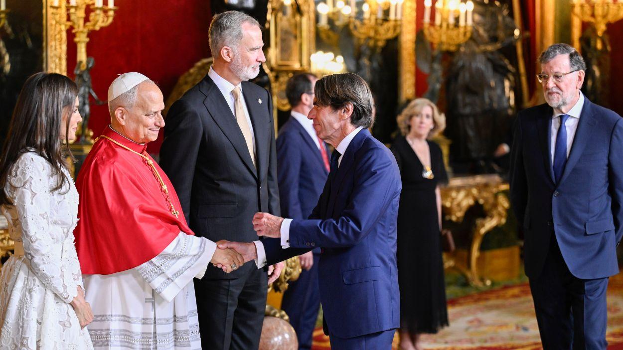 Los expresidentes del Gobierno José María Aznar y Mariano Rajoy, saludan al Papa León XIV y a los reyes Felipe VI y Letizia en el Palacio Real. EP