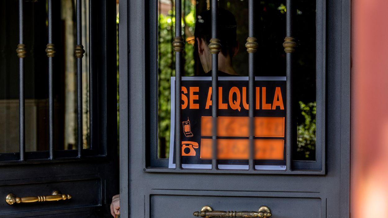 Un cartel que anuncia que se alquila una vivienda. EP/Archivo.