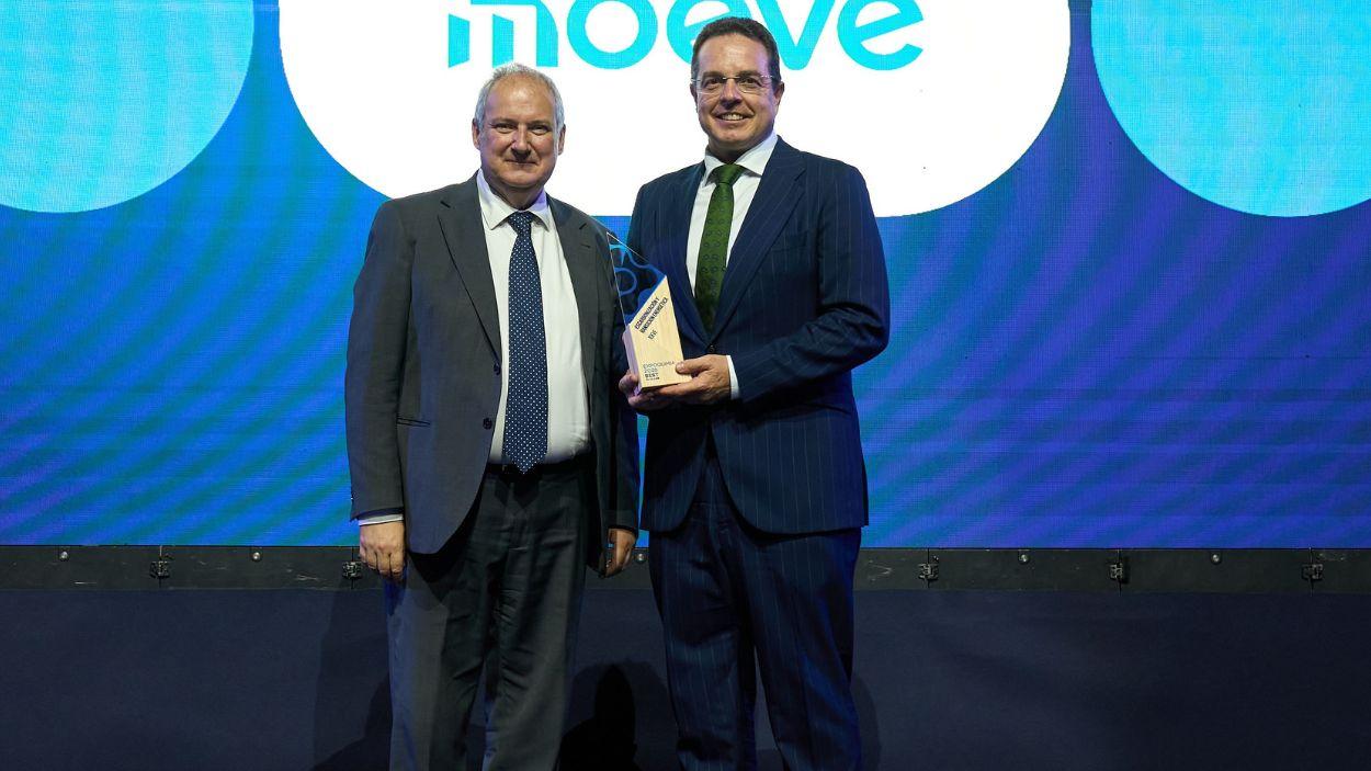 Jordi Hereu, ministro de Industria y Turismo, entrega el galardón Best in Class a Álvaro Llanos, director de Intermedios de Química en Moeve