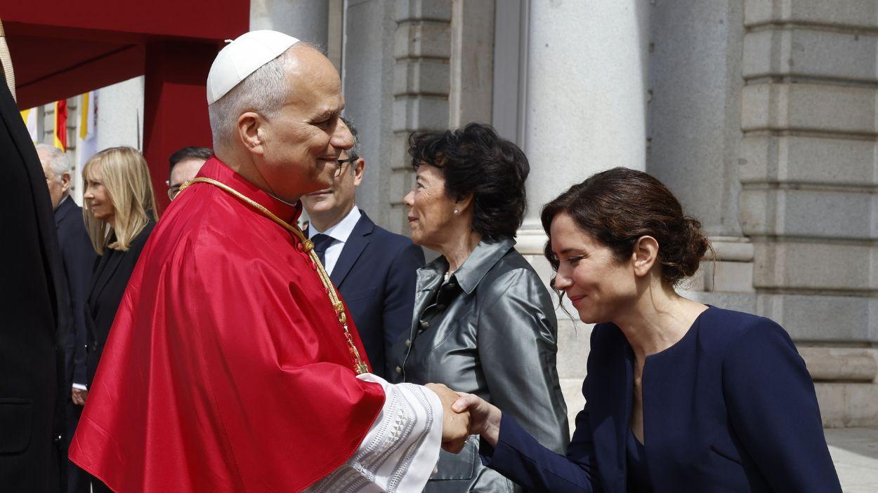 La presidenta de la Comunidad de Madrid, Isabel Díaz Ayuso, asiste a la ceremonia de bienvenida al Papa León XIV en el Palacio Real. EP.