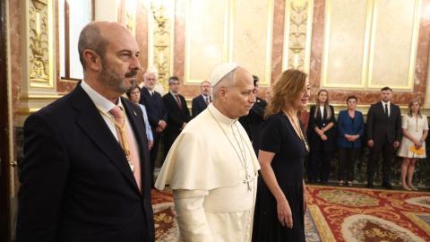 Sumar entrega al Papa León XIV una carta del Sindicato de In