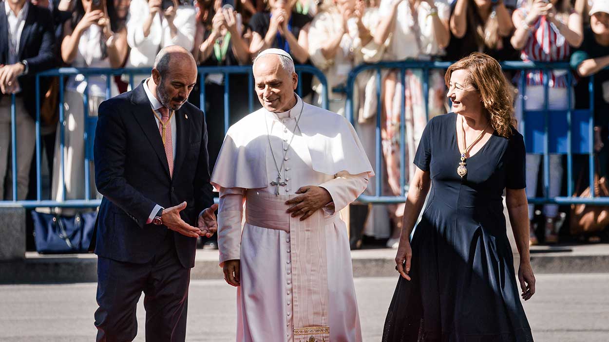 El presidente del Senado, Pedro Rollán; el Papa León XIV, y la presidenta del Congreso, Francina Armengol, durante una visita del Pontífice al Congreso de los Diputados. EP