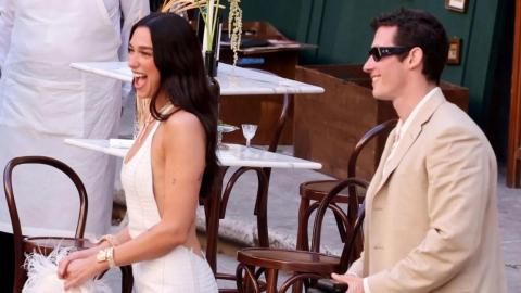 Dua Lipa rompe con la tradición y convierte el cuero blanco 