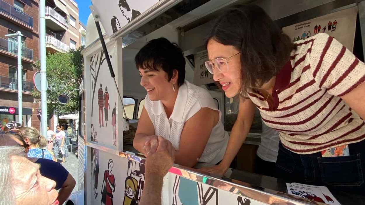 La alcaldesa de Santa Coloma de Gramenet, Mireia González, y la consellera de Interior, Núria Parlon, en la parada del vehículo informativo del "plan del Govern en el territorio" en Santa Coloma de Gramenet, a 8 de junio de 2026. Ayuntamiento de Santa Coloma de Gramenet