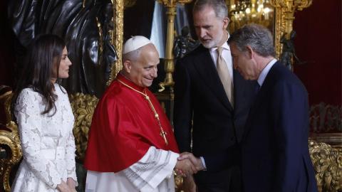 Los dos regalos que Feijóo ha entregado al papa León XIV dur