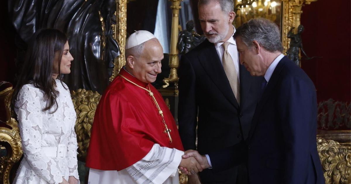 Los dos regalos de Feijóo al papa León XIV durante su encuentro en Madrid
