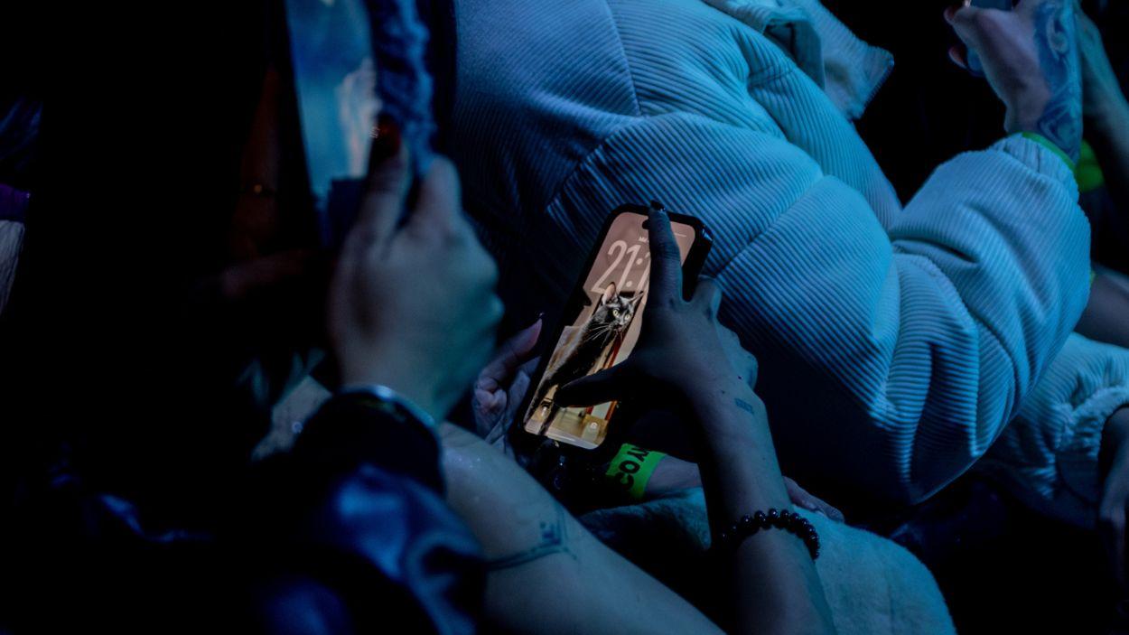 Imagen de recurso de un menor usando el móvil durante un concierto. EP/Archivo.