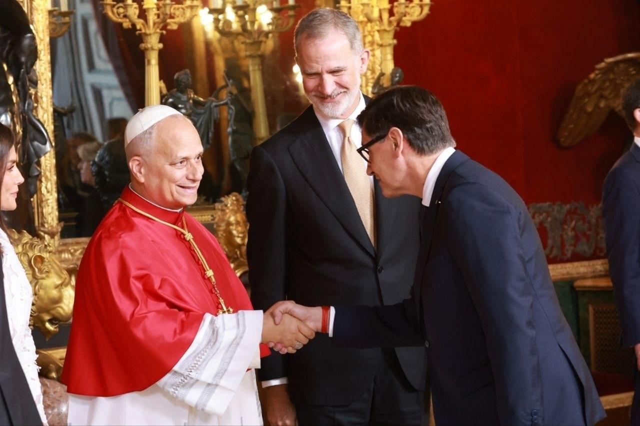 El presidente de la Generalitat de Cataluña, Salvador Illa, saluda al Papa León XIV en Madrid, a 6 de junio de 2026. REMITIDA / HANDOUT por Casa de S.M. el Rey