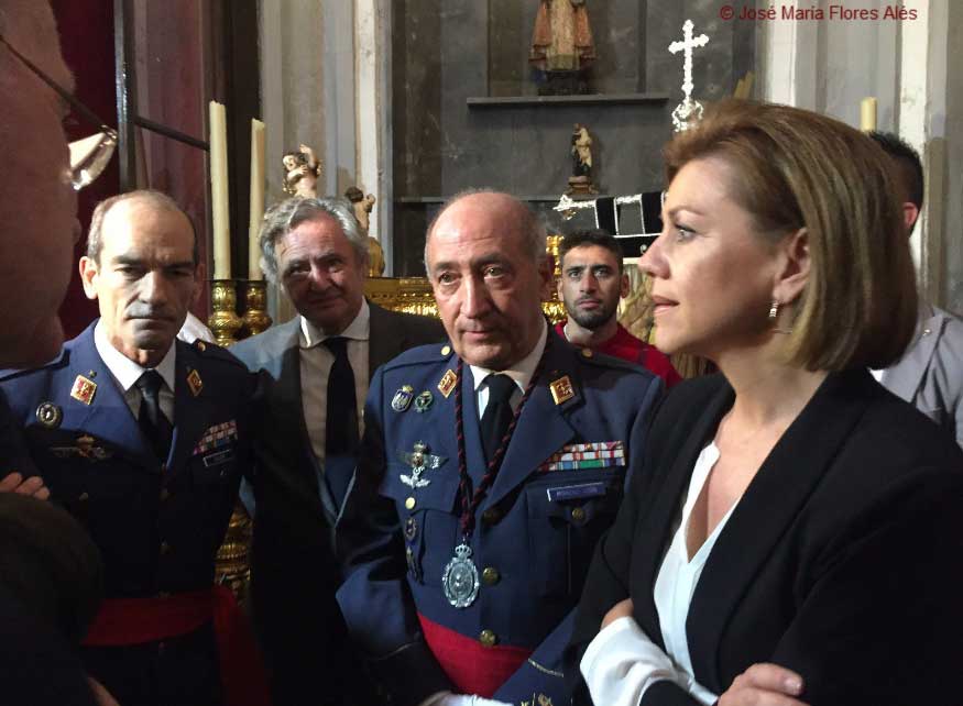 Imagen de archivo en la que se puede ver a la ministra visitando una tumba franquista junto a su marido y altos cargos del Ejército