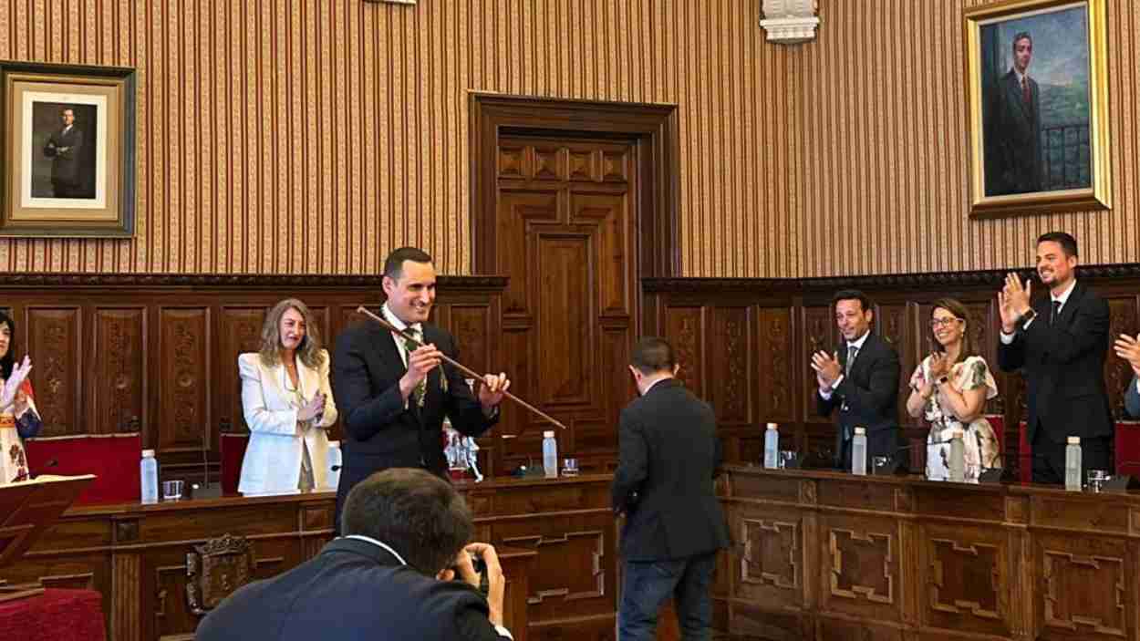 Juan Latorre toma el relevo de Francisco Reyes en la Diputación de Jaén