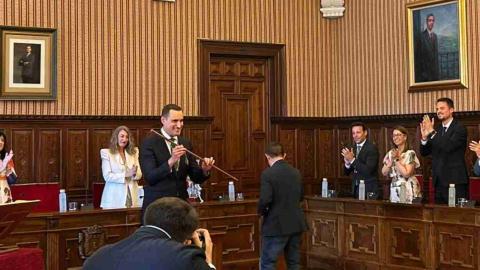 Juan Latorre toma el relevo de Francisco Reyes en la Diputac