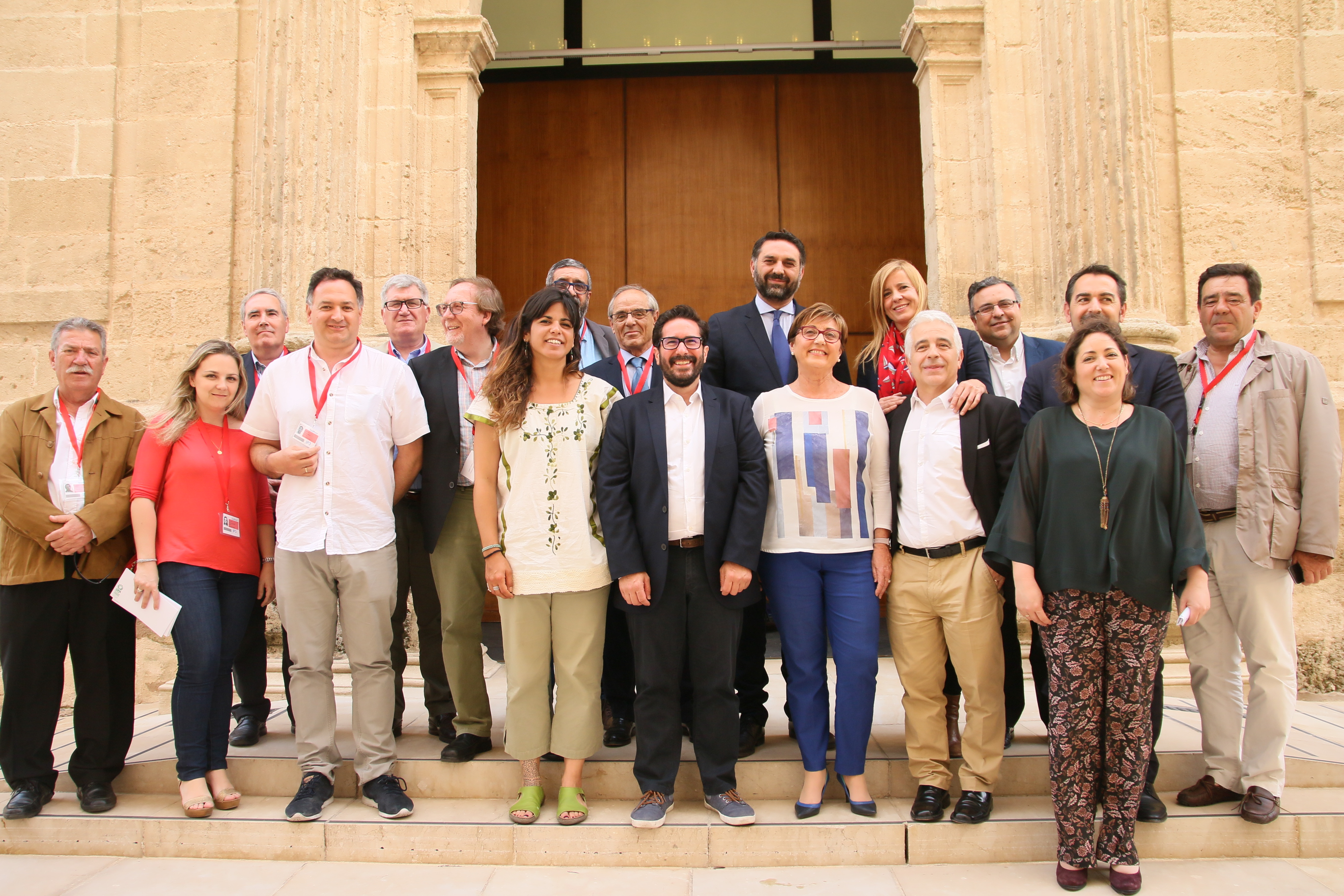 Foto de familia de parlamentarios y miembros de colectivos que han participado en la elaboración de la ley.