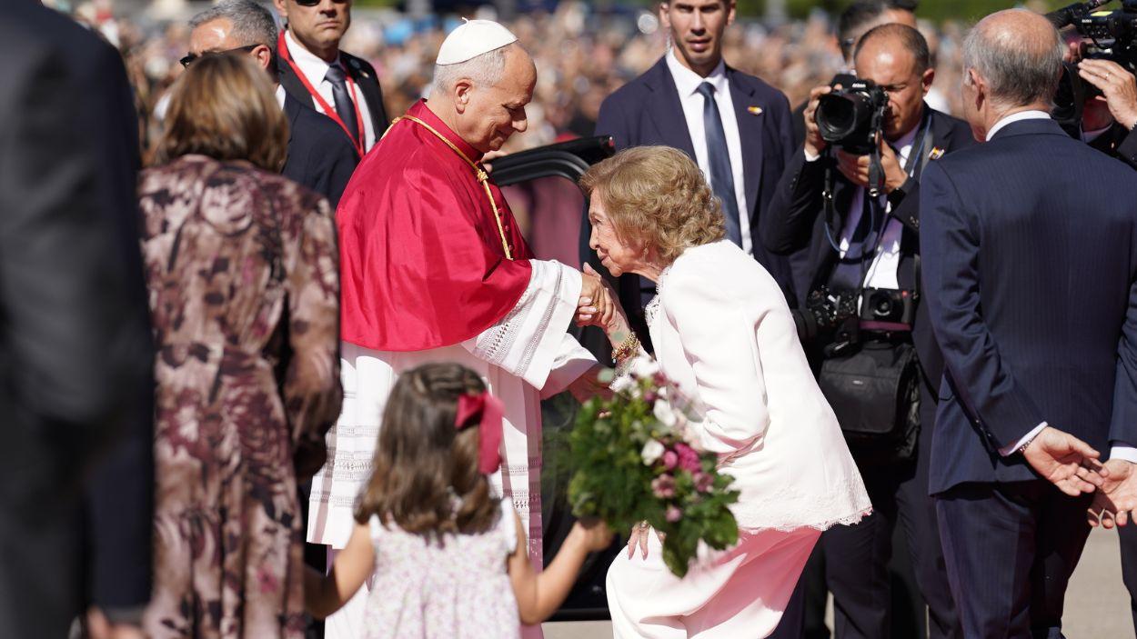 La Reina Sofía saluda al Papa León XIV a su llegada a la oración y homenaje a la Virgen de la Almudena. EP.