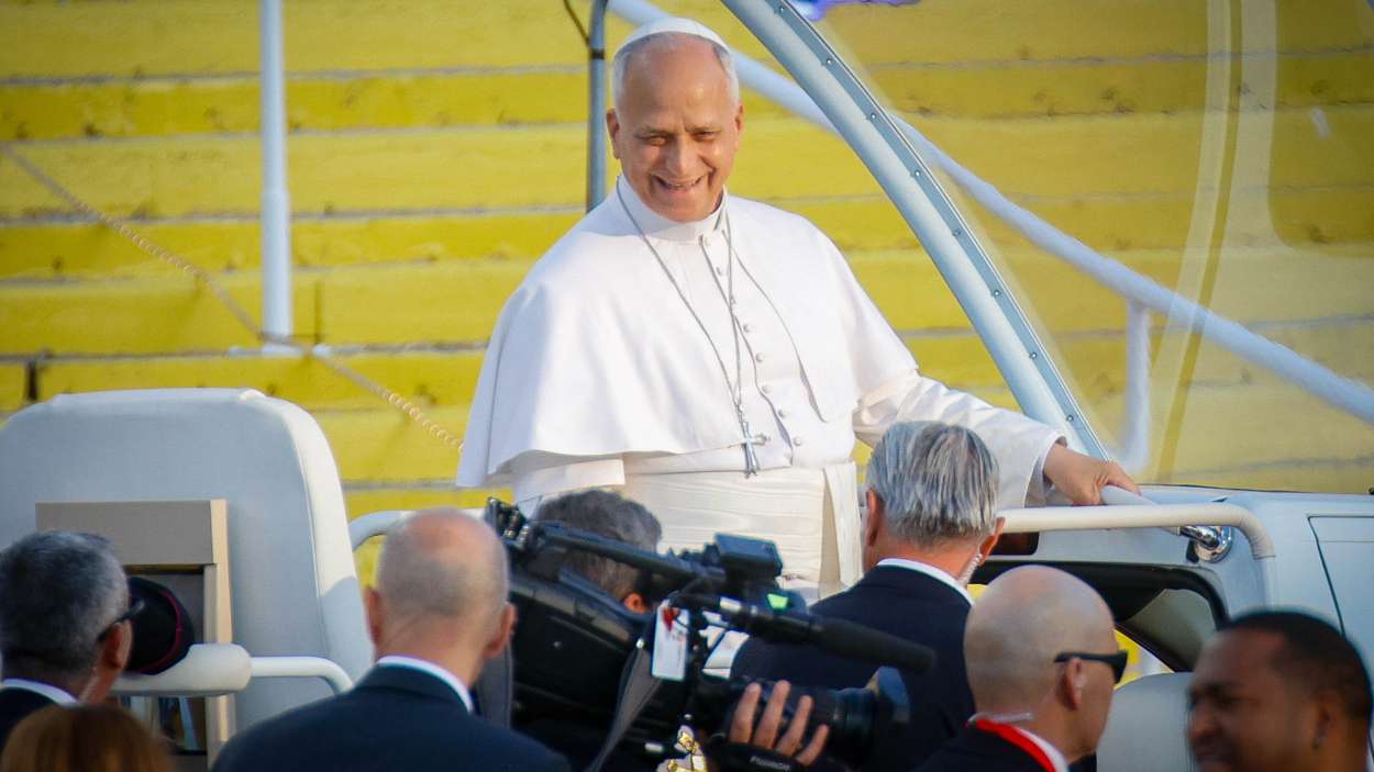 El Papa León XIV a su llegada a la vigilia de oración, en el Estadi Olímpic Lluís Companys de Barcelona, a 9 de junio de 2026. Kike Rincón / EP