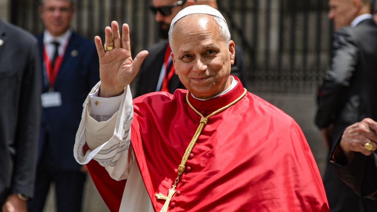 El Papa León XIV a su llegada a la homilía en la Catedral de la Santa Cruz y Santa Eulalia en Barcelona, a 9 de junio de 2026. Alberto Paredes / EP