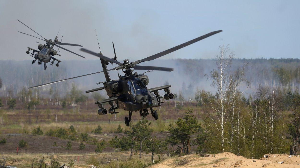 Imagen de recurso de un helicóptero Apache realizando unas maniobras. EP/Archivo.