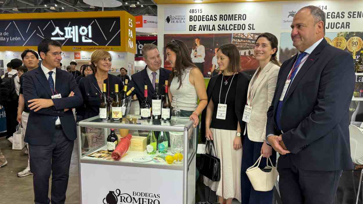 El presidente de Castilla-La Mancha, Emiliano García-Page, visita distintas empresas agroalimentarias de la región presentes en la feria celebrada en Corea del Sur. JCCM.