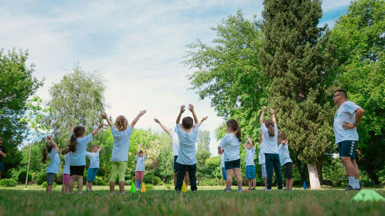 La terapia infantil que no se receta correr, nadar y jugar al aire libre