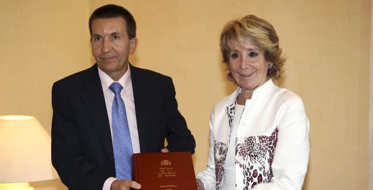 Manuel Moix, como fiscal de la Comunidad de Madrid, entrega la memoria de la fiscalía a Esperanza Aguirre, entonces presidenta regional. 