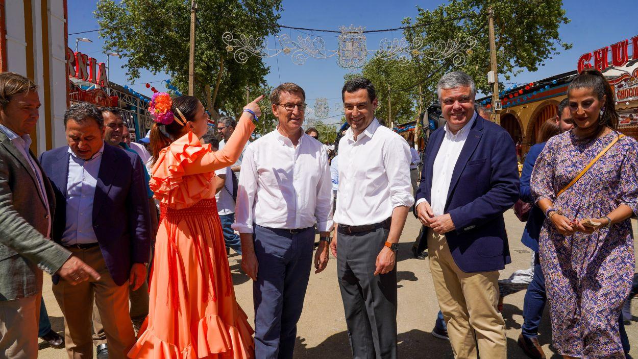 El presidente del PP, Alberto Núñez Feijóo, el presidente del PP-A, Moreno Bonilla, y el alcalde de Mairena del Alcor, Juan Manuel López Domínguez / Archivo EP