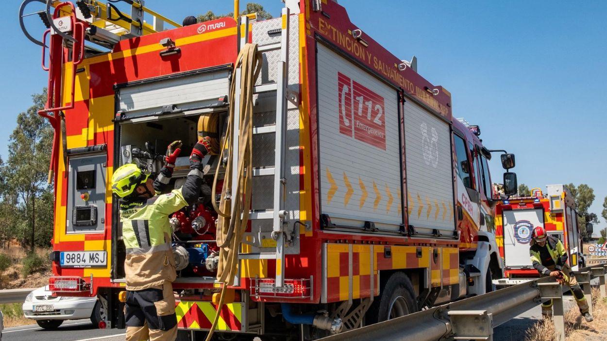 Bomberos del Consorcio Provincial de Huelva en el incendio que se inició este lunes en Villanueva de los Castillejos / EP