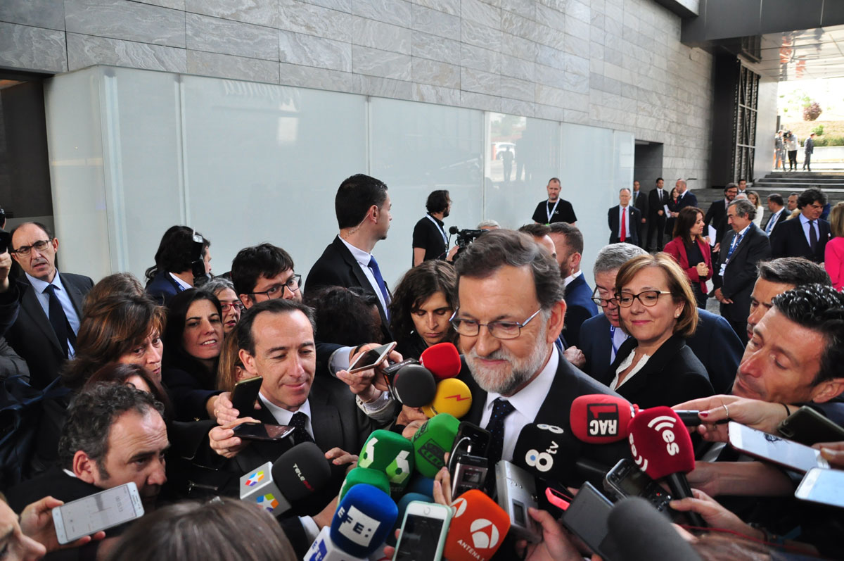 Mariano Rajoy atendiendo a los medios a su llegada a la clausura de la Asamblea General de la CEOE