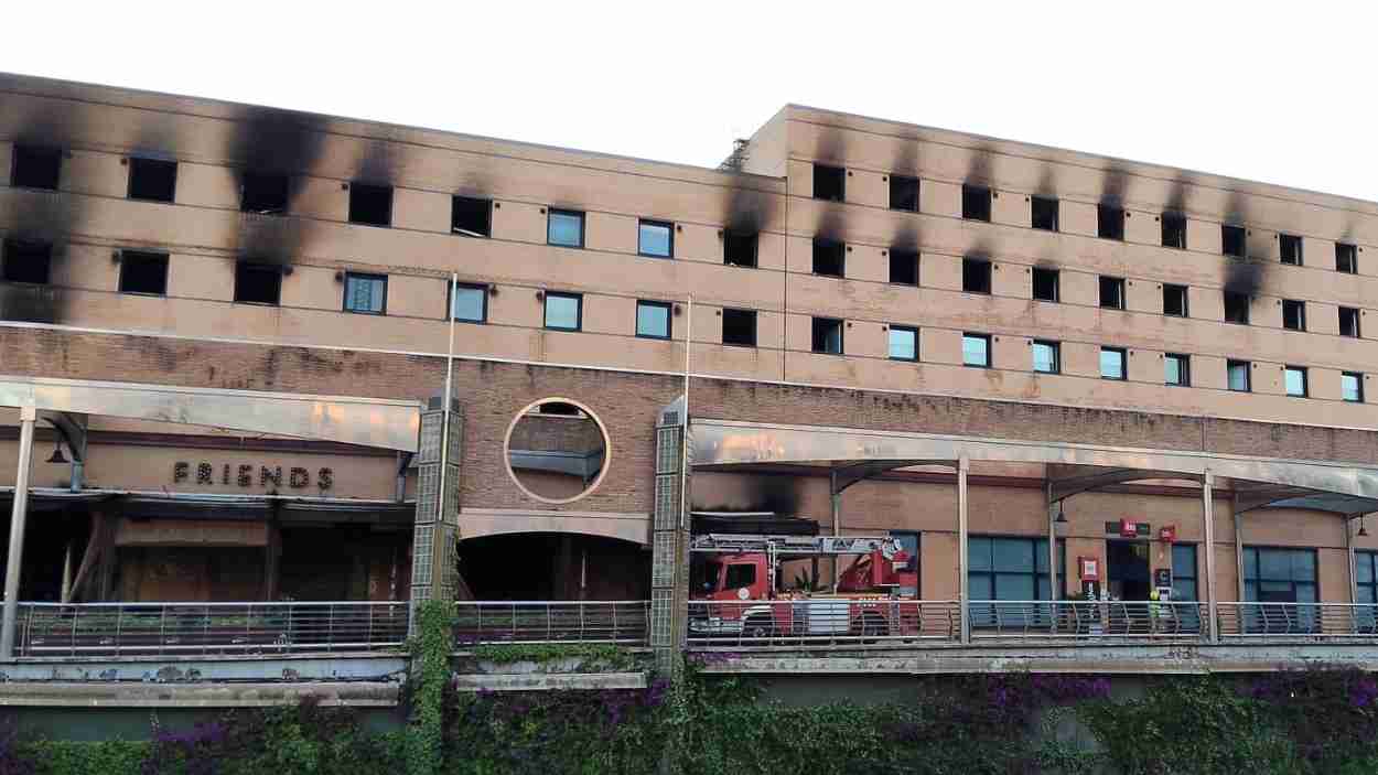 Incendio en el Hotel IBIS y en Le Grand Café de Málaga. EP