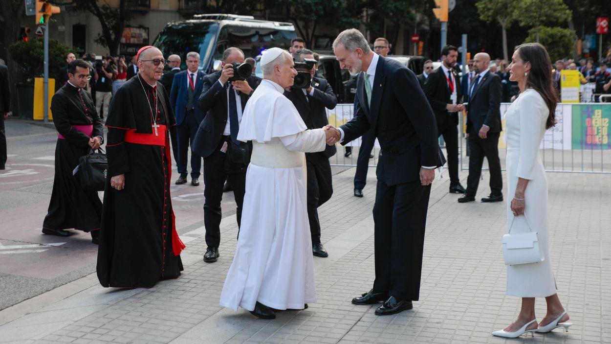 El Papa León XIV saluda a los reyes Felipe VI y Letizia a su llegada a la celebración de la Santa Misa en la Sagrada Familia. EP.