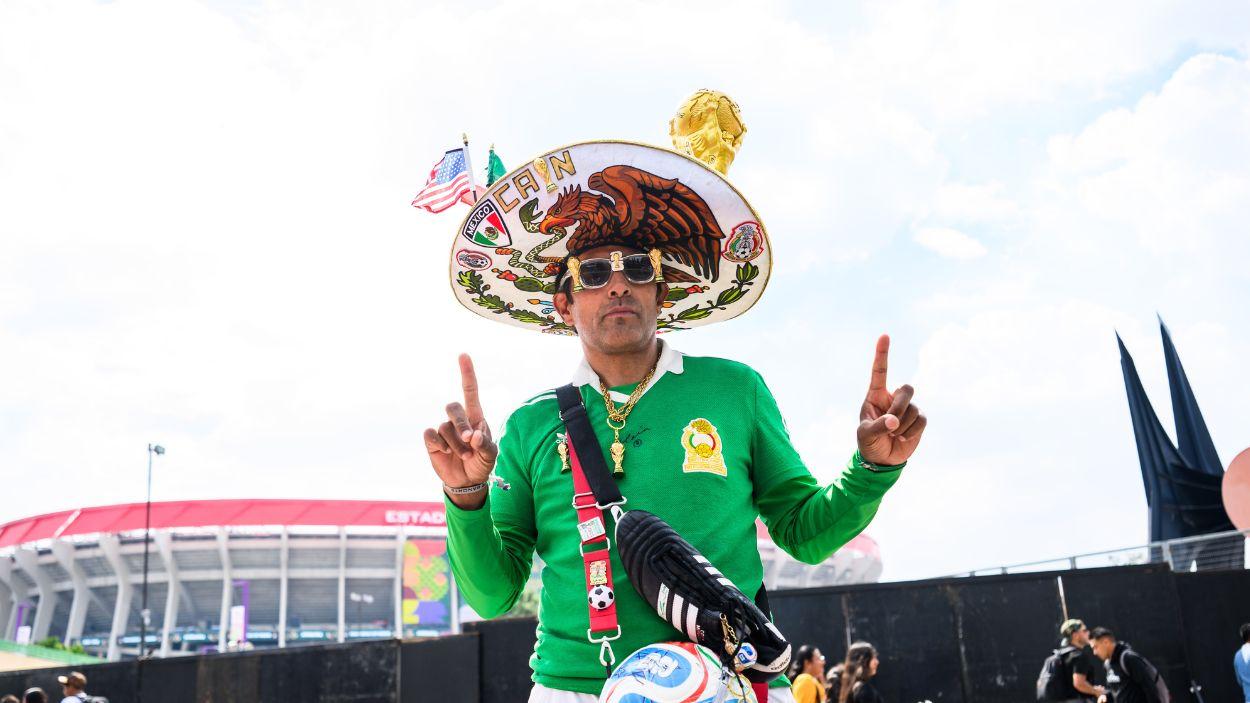 Un aficionado mexicano en las inmediaciones del Estadio Azteca, días antes del cominenzo del Mundial 2026.