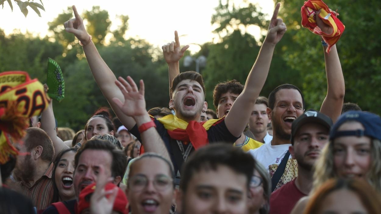 Decenas de personas celebran un gol durante un partido de semifinales de la Eurocopa entre España y Francia. EP