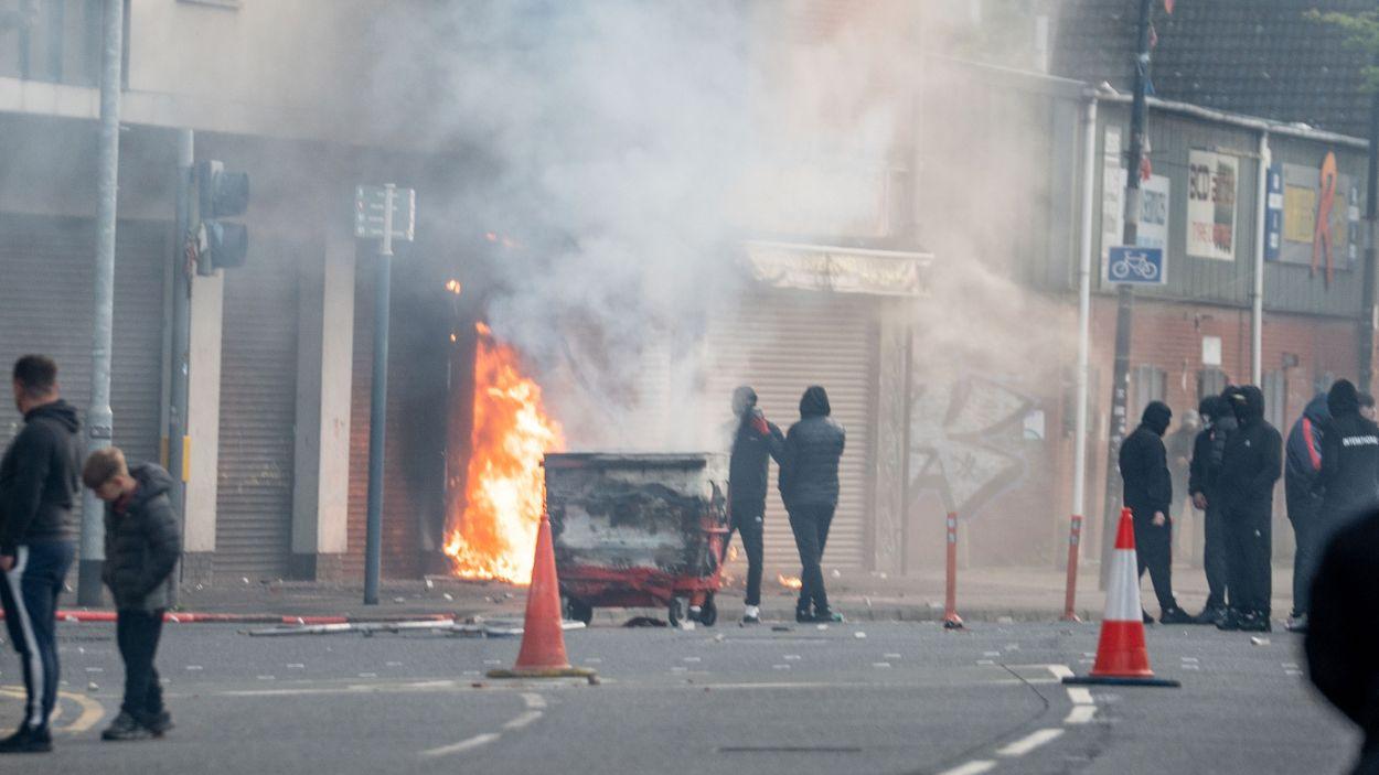 Jóvenes de Belfast incendian una tienda de comestibles propiedad de un inmigrante. EP.