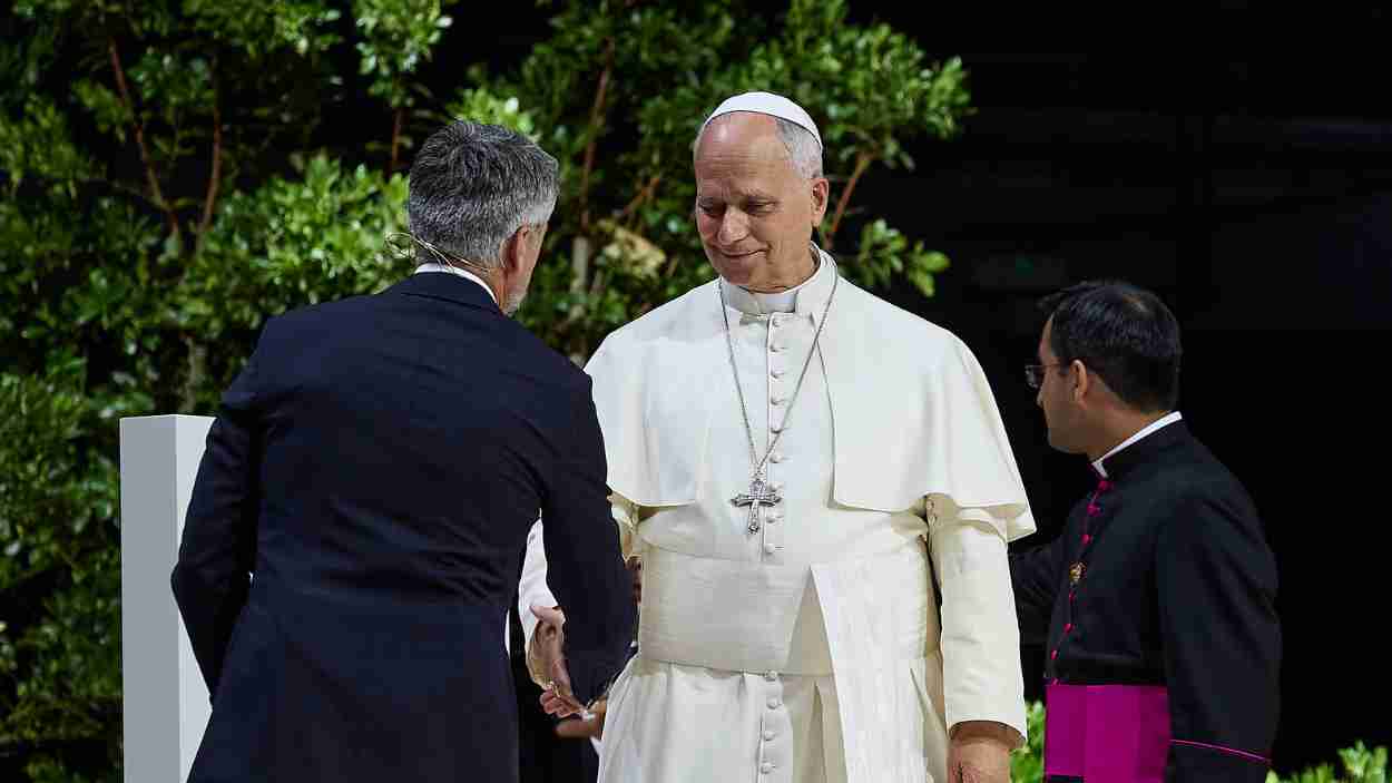 El presentador Carlos Franganillo saluda al Papa León XIV. EP