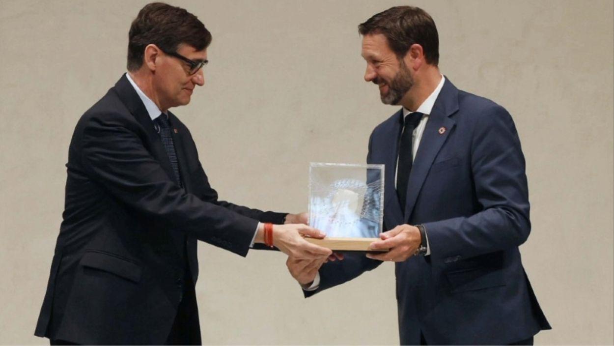 El presidente de la Generalitat de Cataluña, Salvador Illa, traspasa la presidencia de los Cuatro Motores para Europa al presidente de la región francesa de Alvèrnia-Roine-Alps, Fabrice Panneckoucke. Rubén Moreno