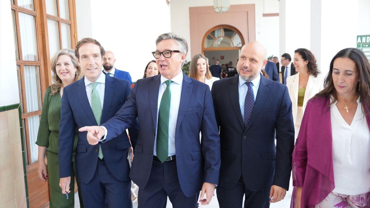 El portavoz del grupo parlamentario Vox en Andalucía, Manuel Gavira (3d), a su llegada para asistir a la sesión constitutiva de la XIII Legislatura del Parlamento andaluz / EP