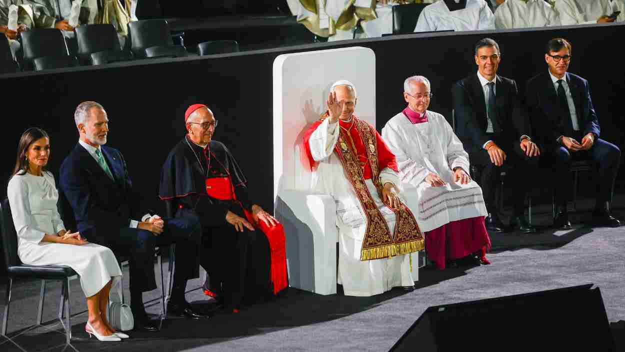 El Papa León XIV bendice la Torre de Jesucristo en la Basílica de la Sagrada Familia. EP