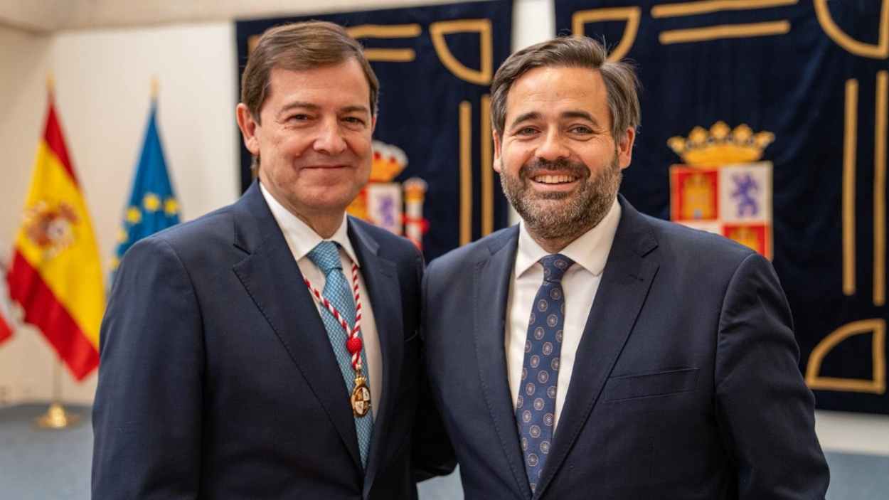 El presidente de Castilla y León, Alfonso Fernández Mañueco, junto a Paco Núñez. EP.