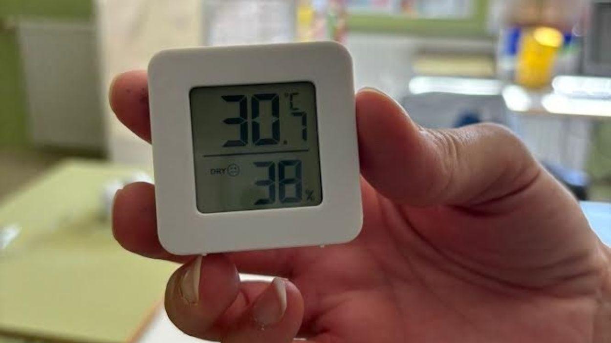 Termómetro en el interior de un aula. EP.