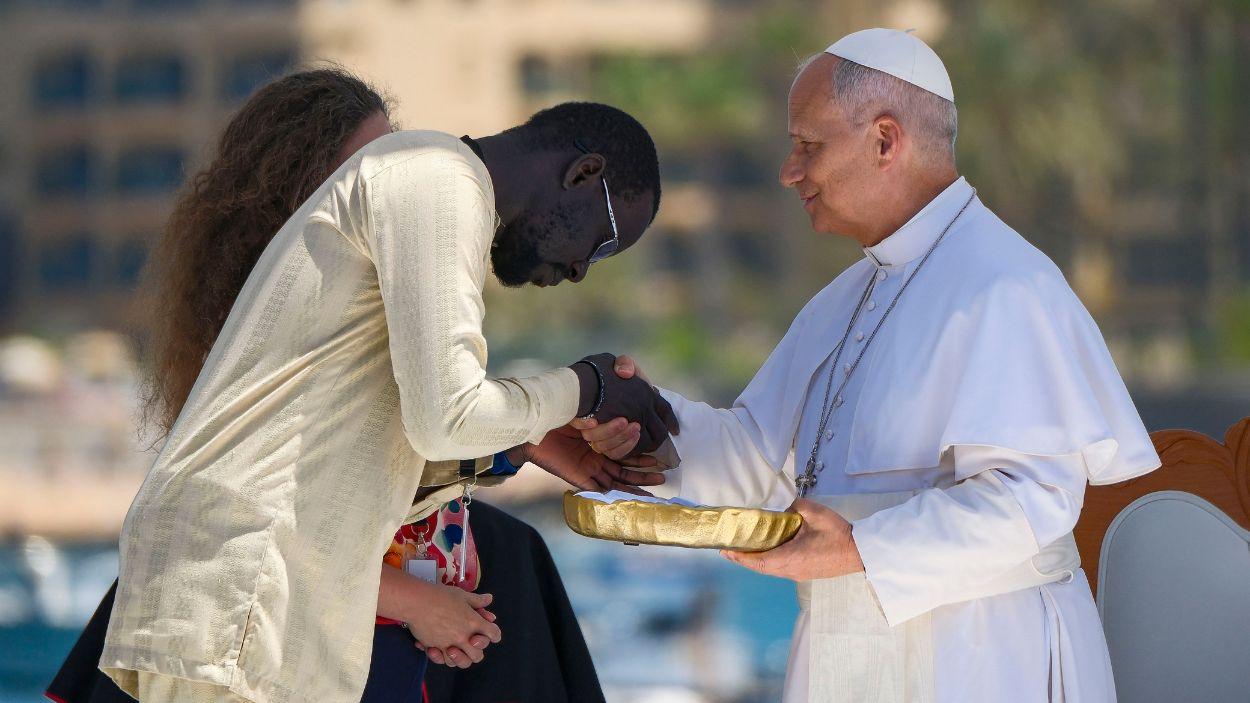 El Papa León XIV durante un encuentro con las realidades de acogida a los migrantes, en el puerto de Arguineguín. EP.