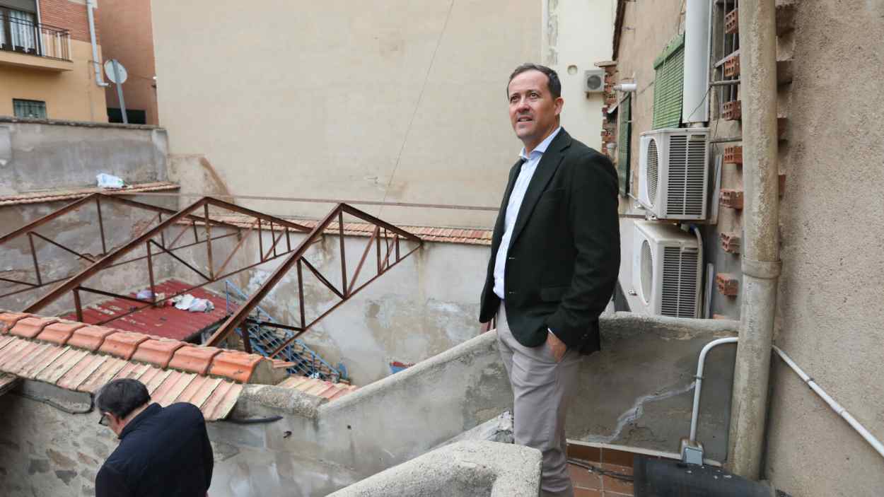 El alcalde de Toledo, Carlos Velázquez, visitando el lugar en el que se levantarán las nuevas viviendas en el barrio de Santa Bárbara. EP. 