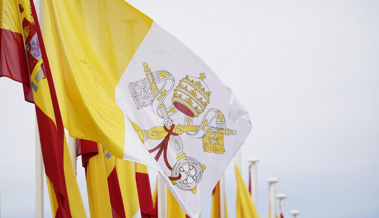 La bandera del Vaticano en la visita del Papa León XIV a España. EP