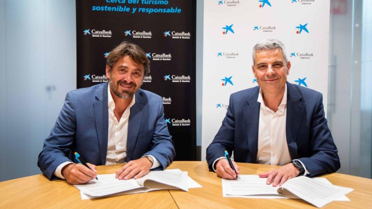 El presidente de Cehat, Jorge Marichal, y el director de CaixaBank Empresas, Marc Benhamou, durante la firma.